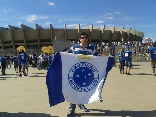 Na foto, eu Douglas, estou no Mineiro com minha famlia, meu pai Kennedy, minha me Walkria e meu irmo Lucas.
Tudo para ver o Cruzeiro ser TRI CAMPEO. Vai CRUZEIROOO