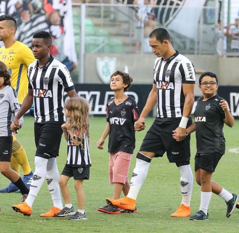 A dupla Cazares e Ricardo Oliveira vem mostrando bom entrosamento no Atltico, principalmente em 2019. O centroavante  o artilheiro do Galo na Libertadores com quatro gols, dois deles com assistncias do camisa 10. Alm de servir o companheiro, Cazares marcou um gol