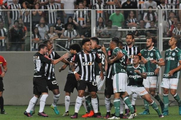 Imagens da confuso entre Leandro Donizete e Gabriel Jesus no Horto