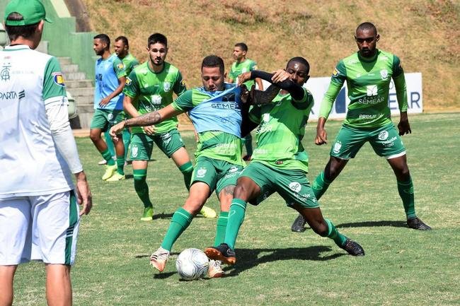 O Amrica segue com treinos preparatrios para a disputa do Campeonato Mineiro 2021. Comandados pelo auxiliar tcnico Mrcio Hahn, jogadores da base americana - e tambm os que tiveram menos oportunidades na temporada 2020 - realizam atividades voltadas ao Estadual.