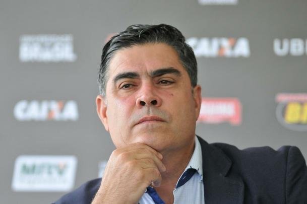 Manh desta sexta-feira foi agitada no Atltico com demisso de Oswaldo e coletiva do presidente