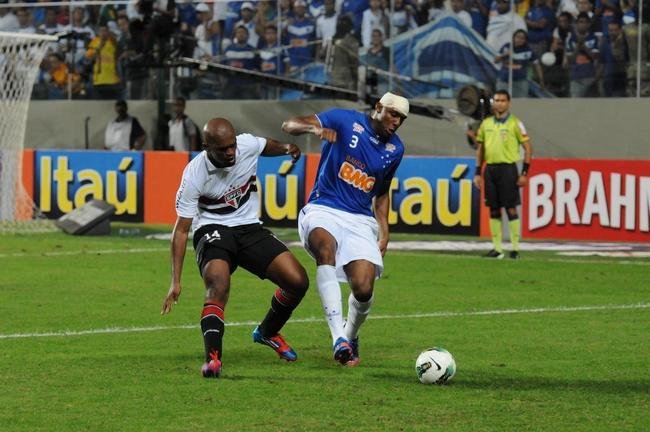 Rafael Donato (zagueiro) - foi contratado justamente para suprir a lacuna deixada por Alex Silva. Com 1,94m de altura, o ex-jogador do Bahia assinou vnculo por cinco temporadas. Logo na estreia, marcou dois gols na derrota por 3 a 2 para o So Paulo, no Independncia, pela stima rodada do Brasileiro. Apesar da qualidade na bola area, no tinha velocidade, o que lhe causava dificuldade para acompanhar atacantes rpidos. Por isso, perdeu lugar no grupo e encerrou a temporada com apenas 11 partidas.