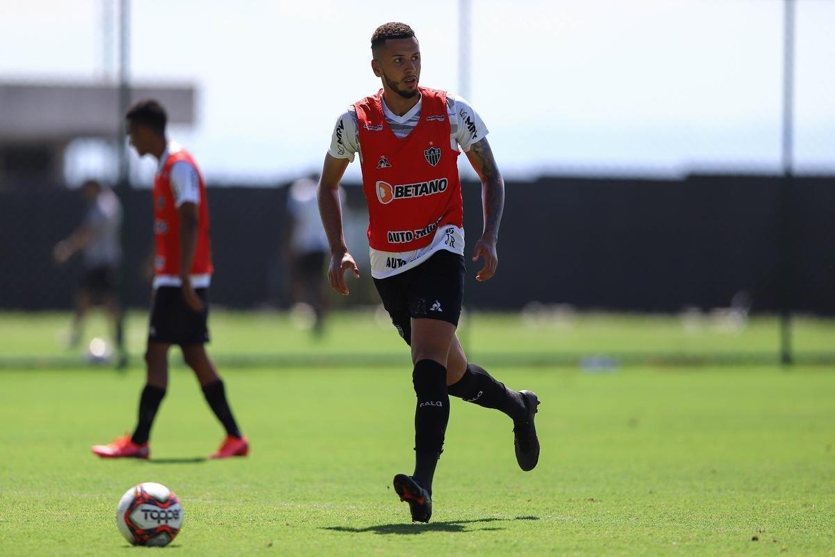 Fotos do coletivo entre profissionais e sub-20 do Atltico