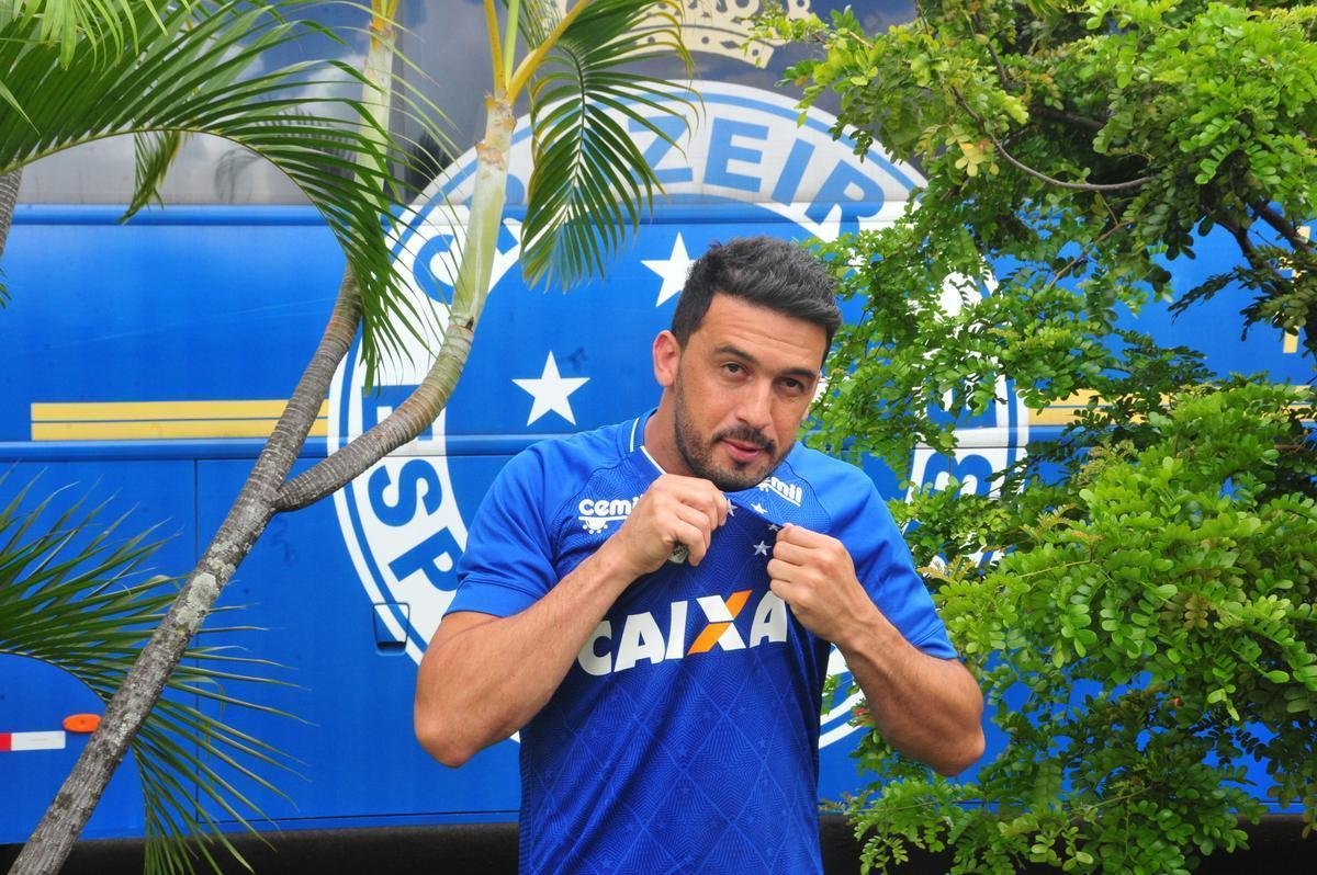 Veja fotos da apresentao do lateral Edilson