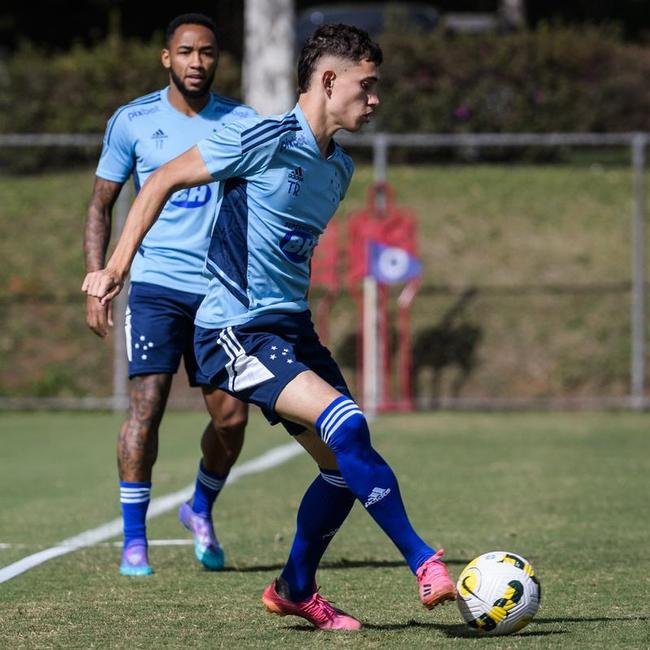 Fotos do treino do Cruzeiro neste domingo, na Toca da Raposa II. As novidades foram as presenas do atacante Rafa Silva, recuperado de incmodo no p direito, e dos recm-contratados Luis Felipe (zagueiro, ex-PSV da Holanda) e Bruno Rodrigues (atacante, ex-Famalico de Portugal)