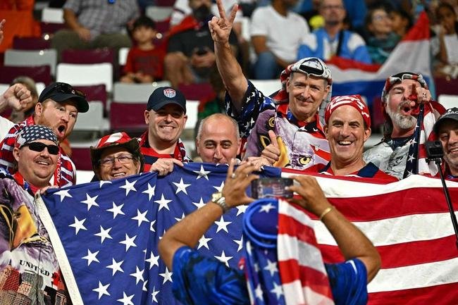 Os torcedores no duelo entre Holanda e Estados Unidos, pelas oitavas de final da Copa do Mundo.