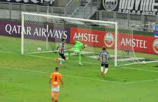 Fotos do gol de Marrony, do Atltico, sobre o La Guaira, no Mineiro