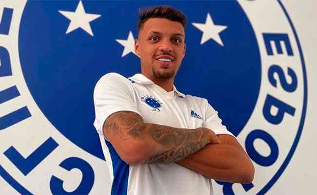 Daniel Jr posa com a nova camisa do Cruzeiro, lançada nesse domingo, na vitória por 2 a 0 sobre o Sampaio Corrêa, pela Série B