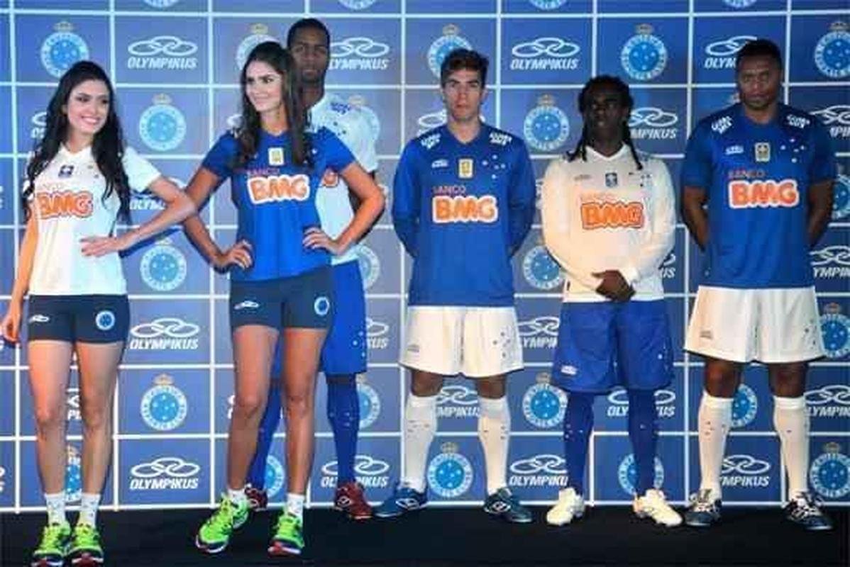 Camisa de 2014 logo caiu nas graas dos cruzeirenses e trajou o elenco campeo do Brasileiro daquele ano. 