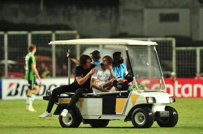 Momento em que Vargas, do Atltico, deixou o clssico com o Amrica, pela Libertadores, com contuso muscular