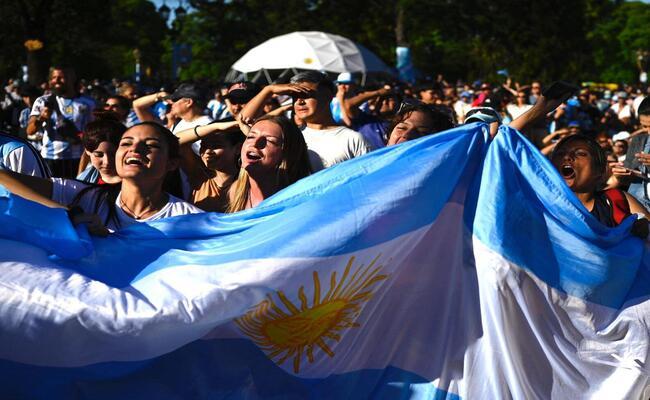 Torcida argentina se reuniu nas ruas de Buenos Aires para acompanhar jogo decisivo para a seleção de Messi