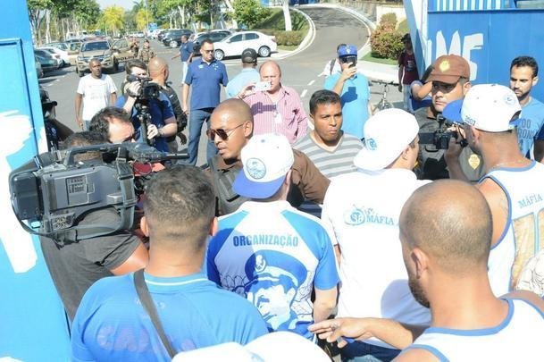 Integrantes da Mfia Azul protestaram na tarde desta tera, na porta da Toca II