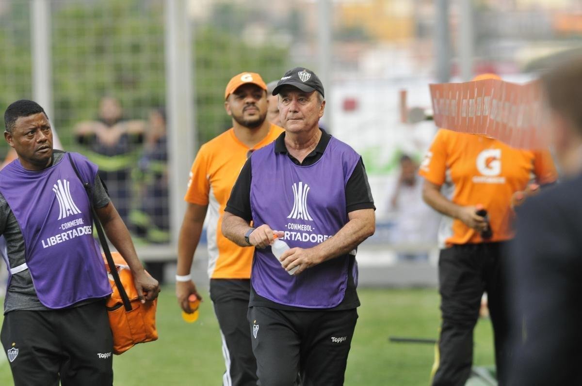 No primeiro tempo, Atltico abriu 3 a 1 no placar, com gols de Luan e Ricardo Oliveira (2)