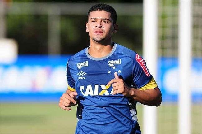 Denlson (volante) - com grandes passagens por So Paulo e Arsenal da Inglaterra, foi contratado por emprstimo pelo Cruzeiro ao Al Wahda-EAU e disputou apenas sete partidas. Em razo de dvida de mais de R$ 5 milhes com o clube do Oriente Mdio, a Raposa foi punida pela Fifa e iniciou a Srie B 2020 com seis pontos a menos.