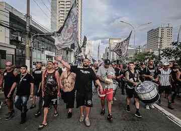 Principal torcida organizada do Corinthians se reuniu com outros torcedores em manifestação em frente à entrada da Federação Paulista de Futebol
