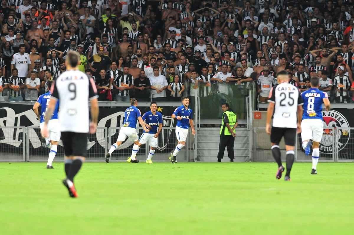 Arrascaeta colocou o Cruzeiro em vantagem no clssico aos 27 minutos do primeiro tempo