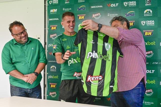 Fotos da renovao do Amrica com o tcnico Vagner Mancini nesta segunda-feira (26/9)