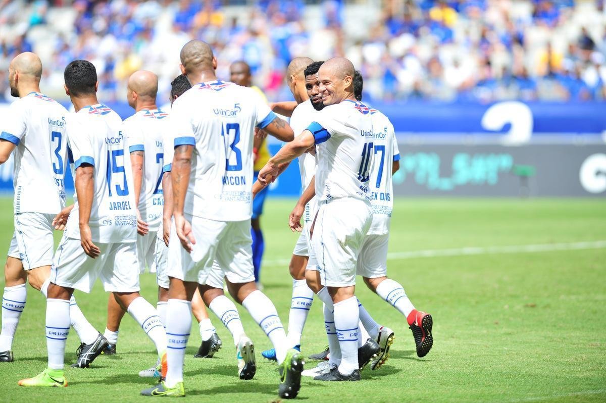 Cruzeiro: time campeo da Trplice Coroa de 2003 venceu equipe de masters por 2 a 1, neste domingo, em jogo festivo realizado no Mineiro