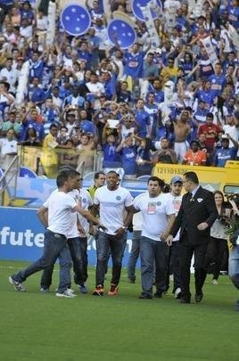 Jlio Baptista foi apresentado com uma novidade pelo departamento de marketing do Cruzeiro. O jogador entrou no gramado do Mineiro em um carro-forte e deu a volta no estdio. O veculo apresentava a frase: Patrimnio Scio do Futebol. Quando o meia desceu, ele foi saudado pelos torcedores e fogos foram lanados.
