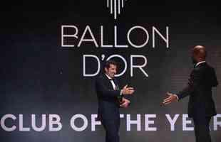 Portugus Lus Figo entregou o prmio de Clube do Ano ao Manchester City