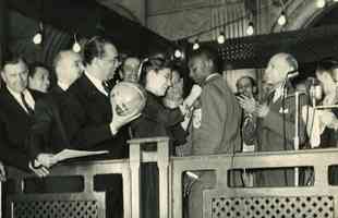 Pel  condecorado com a medalha de ouro pela filha do presidente da Republica (Juscelino Kubitschek), Marcia Kubitschek, em palanque montado em frente ao Palcio do Catete, no Rio, aps a conquista da Copa de 1958
