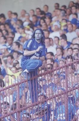 Torcida do Cruzeiro lotou Mineiro em 30 de novembro de 2003 para assistir ao duelo com o Paysandu, pela 44 rodada do Campeonato Brasileiro, que confirmaria o ttulo brasileiro e a Trplice Coroa. O pblico foi de 73.141 pagantes e gerou uma renda de R$ 827.201,00. O nmero de presentes no foi divulgado. O time celeste no decepcionou, venceu por 2 a 1, com gols de Zinho e Mota, e deu incio  festa em Belo Horizonte.