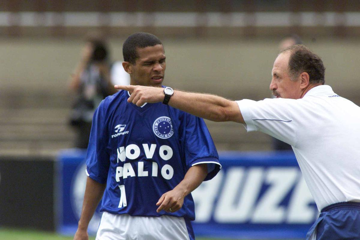 Heri do ttulo da Copa do Brasil de 2000 com gol de falta aos 44 minutos do segundo tempo, Geovanni foi vendido ao Barcelona por US$ 18 milhes, que correspondiam a R$ 43 milhes em junho de 2001. Corrigida pelo ndice Nacional de Preos ao Consumidor Amplo (IPCA), a quantia em outubro de 2020 seria de R$ 135,6 milhes (US$ 24,8 milhes). Na Espanha, o meia-atacante foi considerado um fiasco. Logo, acabou emprestado ao Benfica, de Portugal, que adquiriu o seu passe em definitivo em julho de 2003. Aps trs anos em Lisboa e 23 gols em 131 jogos, voltou ao Cruzeiro relativamente jovem (tinha 26 anos), mas sem demonstrar o futebol gil e de velocidade de sua primeira passagem. O jogador acabou liberado para o futebol ingls. No Manchester City, em 2007/2008, foi discreto. No Hull City, em 2008/2009 e 2009/2010, emplacou grandes atuaes na Premiere League e ganhou o carinho da torcida. Em 2013, quando estava no Bragantino, o atleta decidiu encerrar a carreira, aos 33 anos. Pela Raposa, Geovanni acumulou 47 gols em 184 jogos.