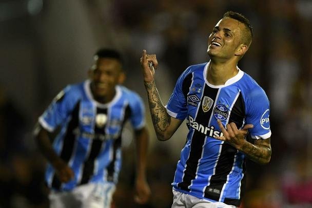 Luan marcou o segundo gol do Grmio no estdio La Fortaleza