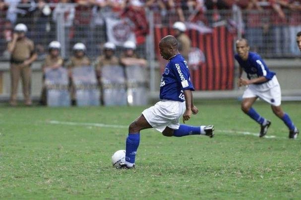Edilson 'Capetinha', atacante (2002): um dos jogadores mais folclóricos do futebol brasileiro, o atacante deixou o Cruzeiro em 2002 muito desgastado pelas inúmeras ausências nos treinos do clube. 'Problemas pessoais' e indisponibilidade de voos foram justificativas dadas por Edilson. Ainda que tenha participado do elenco campeão da Copa Sul-Minas, em 2002, sua despedida da Toca II aconteceu de forma turbulenta.