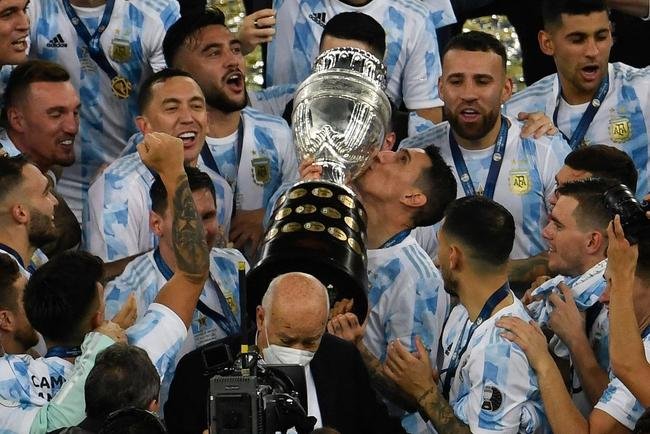 Argentina conquistou 15 ttiulo da Copa Amrica ao vencer o Brasil por 1 a 0, neste sbado, no Maracan. nico gol foi marcado por Di Mara, eleito o destaque da deciso. J o astro Lionel Messi ganhou o prmio de craque da competio.