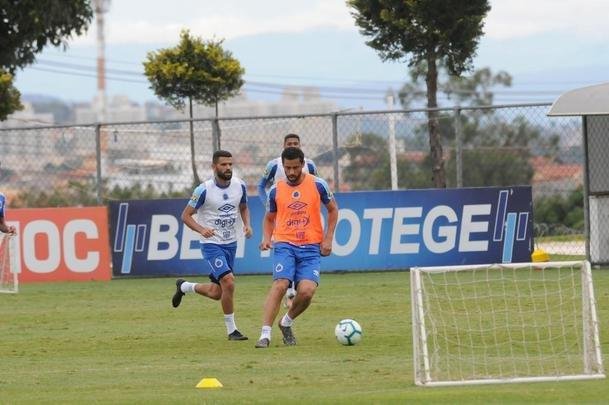 Adilson Batista em ao em seu primeiro treino  frente do Cruzeiro