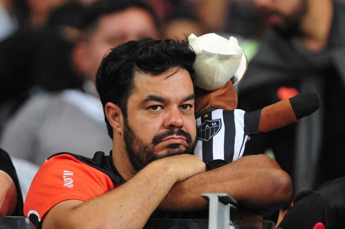 Irritados com eliminao para bolivianos no Mineiro, torcedores chegaram a oferecer dinheiro aos jogadores