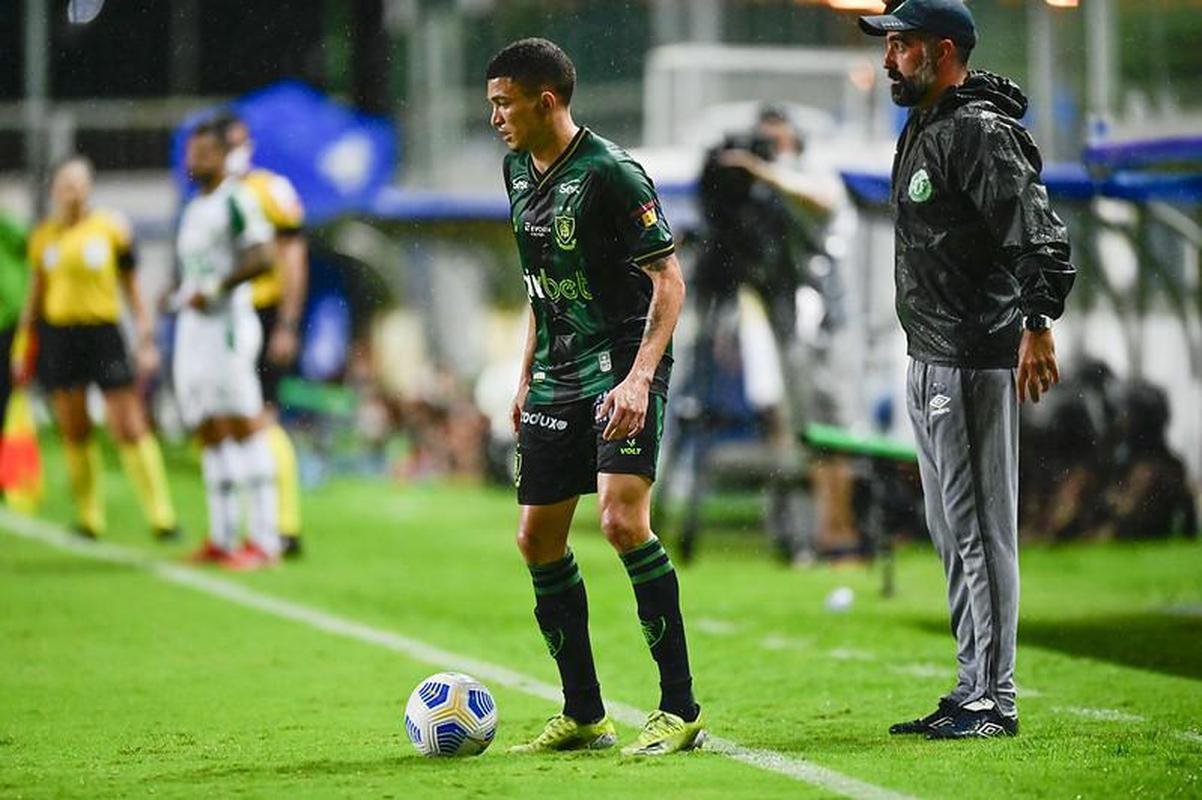 O lateral-esquerdo Marlon foi comprado junto ao Sampaio Corrêa e assinou contrato definitivo com o Coelho até o fim de 2024