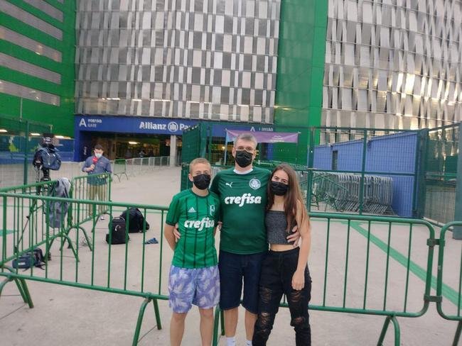Mesmo com o Allianz Parque fechado para o p�blico, o entorno do est�dio do Palmeiras reuniu muitos torcedores que v�o acompanhar a semifinal contra o Atl�tico em bares e restaurantes (T�lio Kaizer/EM/D. A Press)
