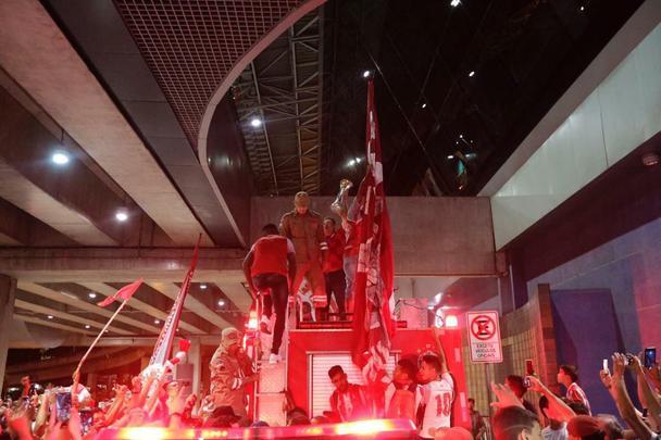 Jogadores, comissão técnica e diretoria do Náutico foram recebidos com festa no desembarque após a conquista do título da Série C do Campeonato Brasileiro, diante do Sampaio Corrêa. A delegação alvirrubra desembarcou em solo pernambucano pouco depois das 23h30 e seguiu em carro aberto para a sede do clube, no bairro dos Aflitos