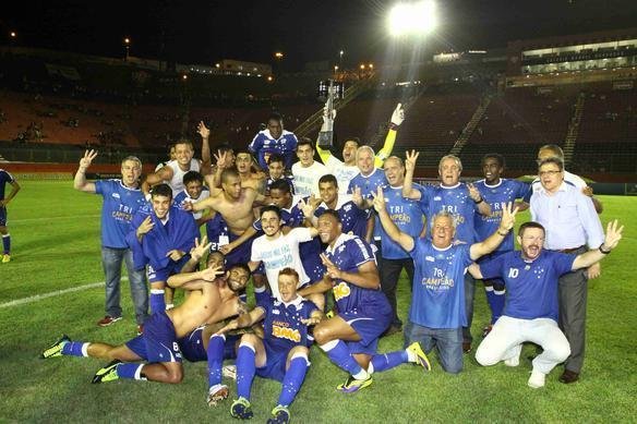 Festa dos jogadores do Cruzeiro no Barrado com a conquista do tricampeonato brasileiro