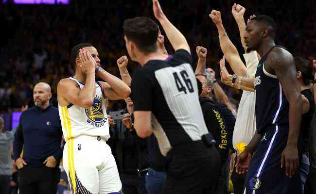 Curry, com 32 pontos, foi um dos destaques do Warriors na vitória sobre o Mavs