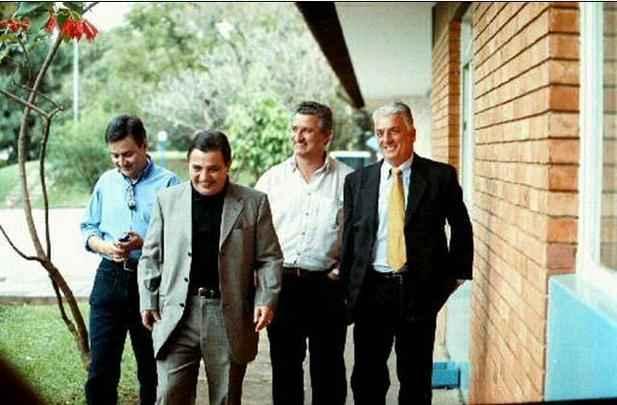23/09/2001 Dirigentes do Cruzeiro e o novo técnico de futebol do time, Marco Aurélio Moreira (direita, gravata amarela), na Toca da Raposa, no bairro Pampulha, em Belo Horizonte. Na foto, deputado e presidente do time, Zezé Perrella, superintendente de Futebol do Cruzeiro, Alvimar de Oliveira Costa e o diretor de Futebol do clube, Eduardo Maluf