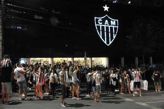 Festa da torcida do Atltico pela conquista do tricampeonato mineiro. Torcedores foram  sede do clube, em Lourdes, na regio Centro-Sul de BH, para celebrar a vitria sobre o Cruzeiro na final nica