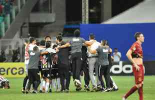 Com gols de Hulk, de pnalti, e Keno (e), o Galo virou sobre o Bahia, por 3 a 2 e chegou ao bicampeonato brasileiro