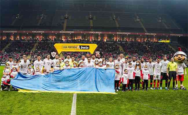 Braga reuniu crianas ucranianas na entrada do time em campo e exibiu bandeira 