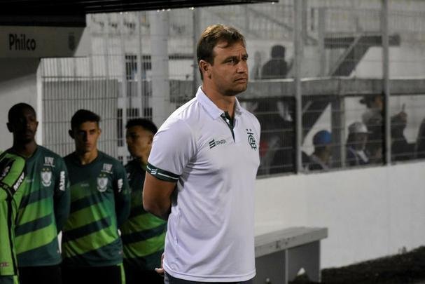 Para tentar se livrar da incmoda lanterna da Srie B, o Amrica encara a Ponte Preta, no estdio Moiss Lucarelli, em Campinas