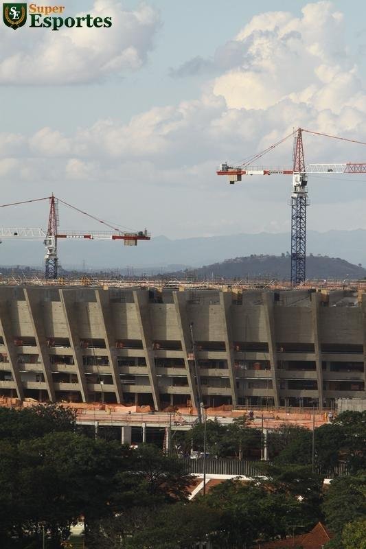 01/06/2012 - Panorama geral das obras de modernizao do Mineiro. Operrios trabalham intensamente na ampliao da cobertura e na montagem da esplanada, que abrigar novo estacionamento coberto.