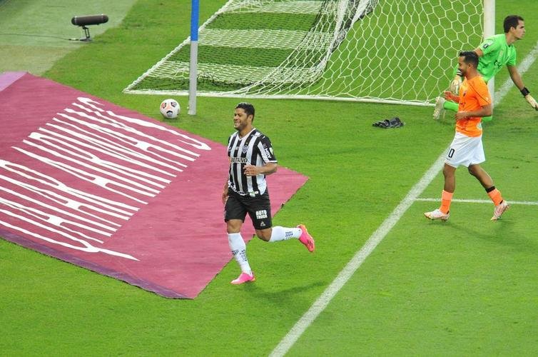Fotos do gol de Hulk, do Atltico, sobre o La Guaira, no Mineiro, pela Libertadores