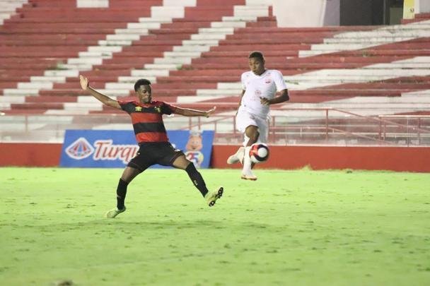 Aps um 2 a 2 no tempo normal, Tlio defendeu o pnalti de Carlo e ajudou o Sport a vencer a disputa na marca da cal por 5 a 4
