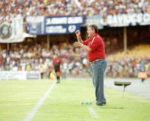 Em 2002, Geninho dirigiu o Atltico contra o Cruzeiro em uma oportunidade. No dia 20 de outubro, o time alvinegro derrotou o maior rival por 2 a 1, no Mineiro.