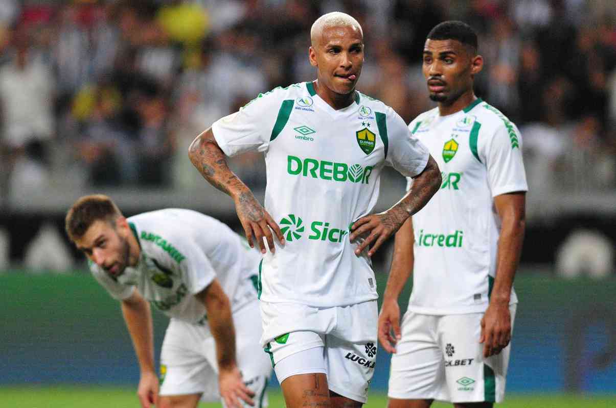 Deyverson provocou a torcida do Atltico, discutiu, marcou gol anulado e foi vaiado no Mineiro, em Belo Horizonte, no duelo entre Galo e Cuiab. 