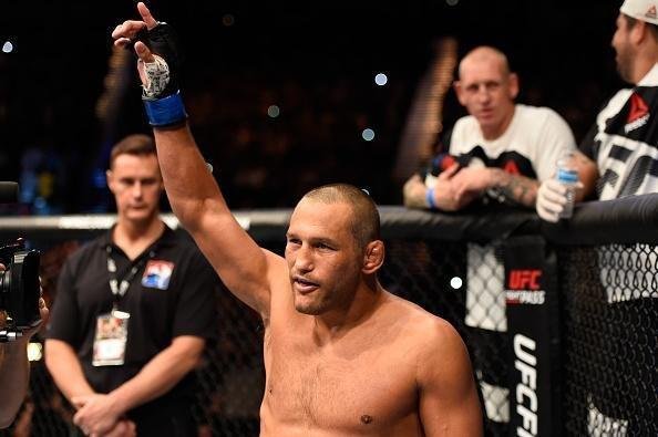 Na luta principal do UFC 204, em Manchester, Michael Bisping supera Dan Henderson em polêmica decisão unânime dos juízes e tem sucesso na primeira defesa de cinturão do peso médio