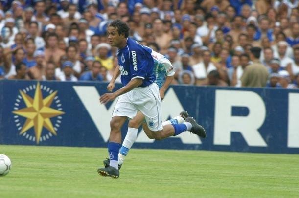 Em 30 de novembro de 2003, Cruzeiro derrotou o Paysandu por 2 a 1, no Mineiro, pela 44 rodada, e confirmou o ttulo brasileiro de forma antecipada. Zinho, no primeiro tempo, e Mota, no segundo, marcaram os gols celestes. Aldrovani descontou para o Papo. Depois do apito final, uma grande festa tomou conta do gramado e das arquibancadas. 