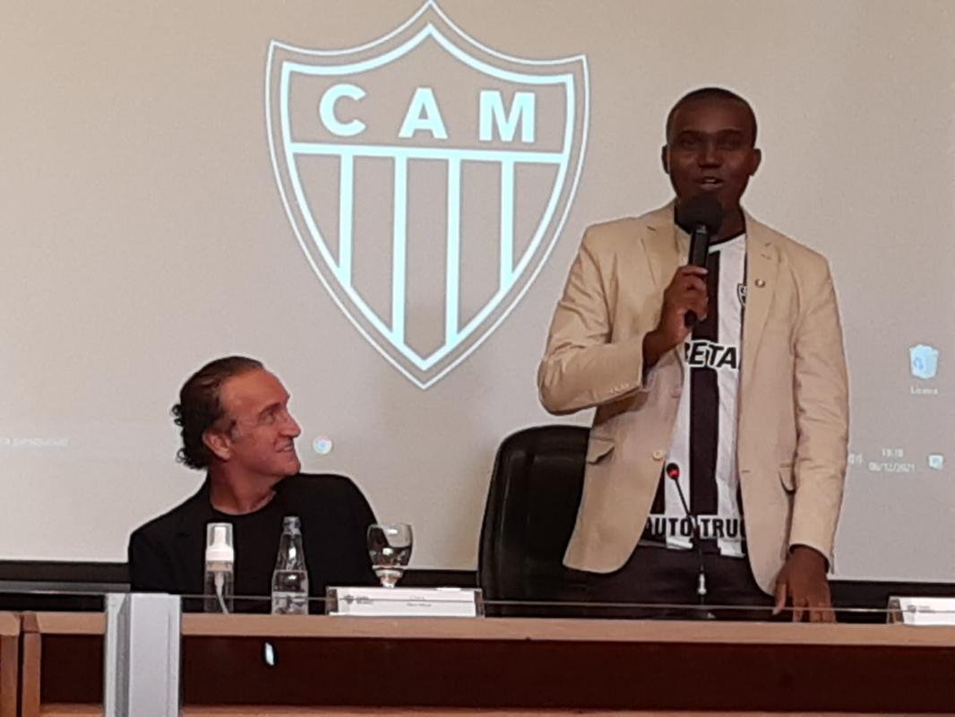 Nesta segunda-feira (6), o diretor de futebol Rodrigo Caetano, o tcnico Cuca e o atacante Hulk, do Atltico, receberam ttulos de cidados honorrios de Belo Horizonte. A iniciativa congratula os alvinegros pelo desempenho esportivo em 2021, com o ttulo do Campeonato Brasileiro.